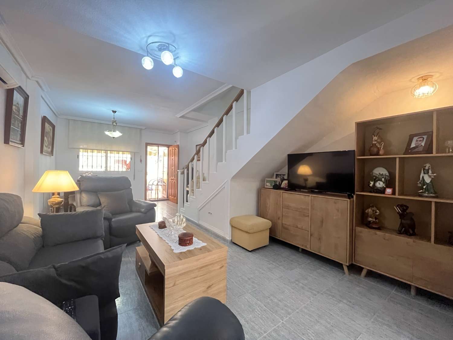Magnífico tríplex de 3 dormitorios y 3 baños con piscina comunitaria en Playa Flamenca.