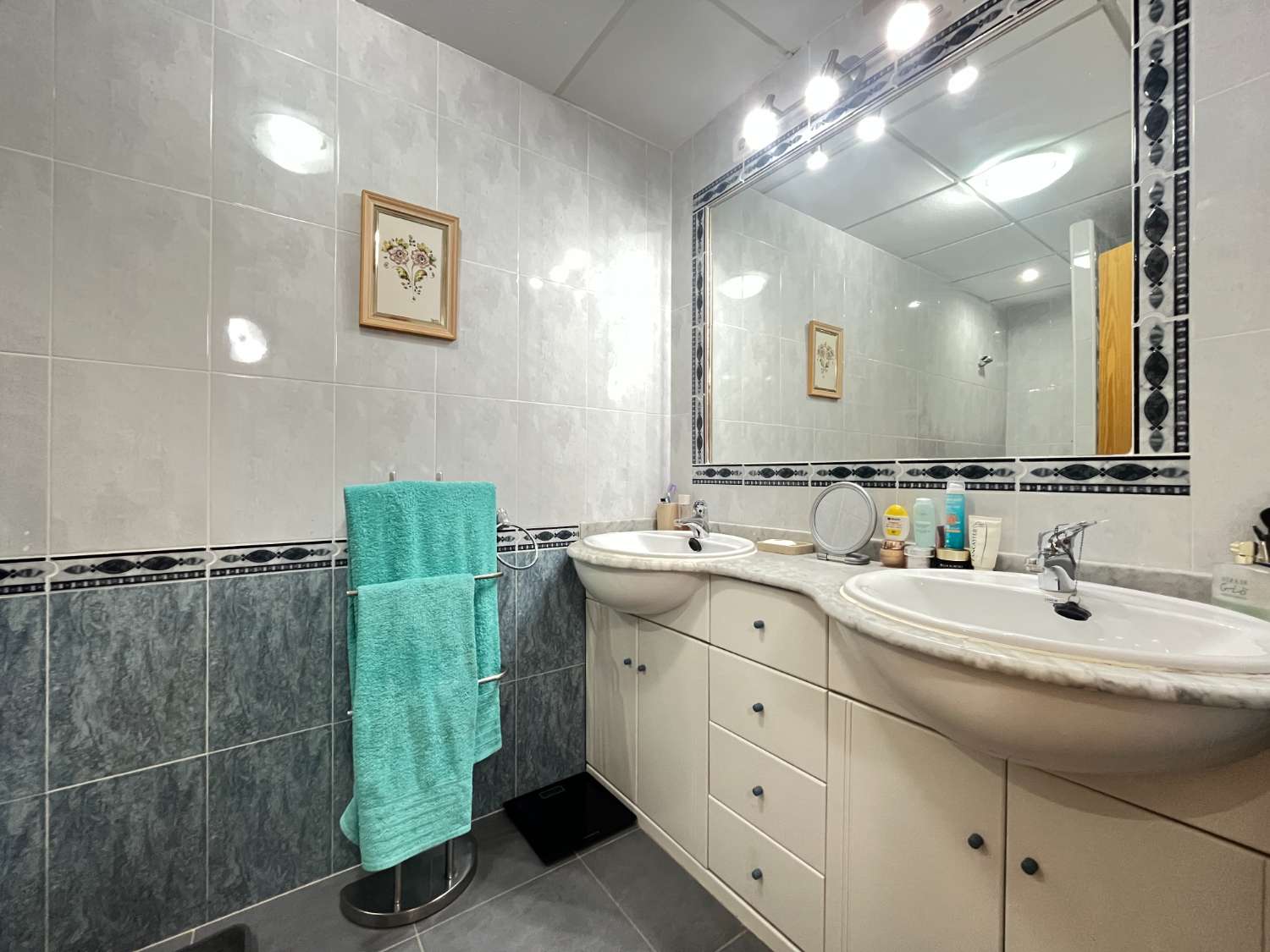 Magnífico tríplex de 3 dormitorios y 3 baños con piscina comunitaria en Playa Flamenca.