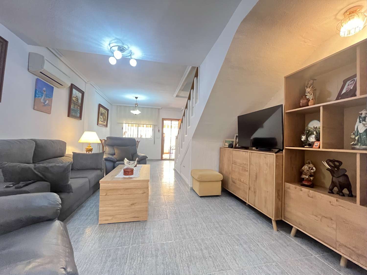 Magnífico tríplex de 3 dormitorios y 3 baños con piscina comunitaria en Playa Flamenca.