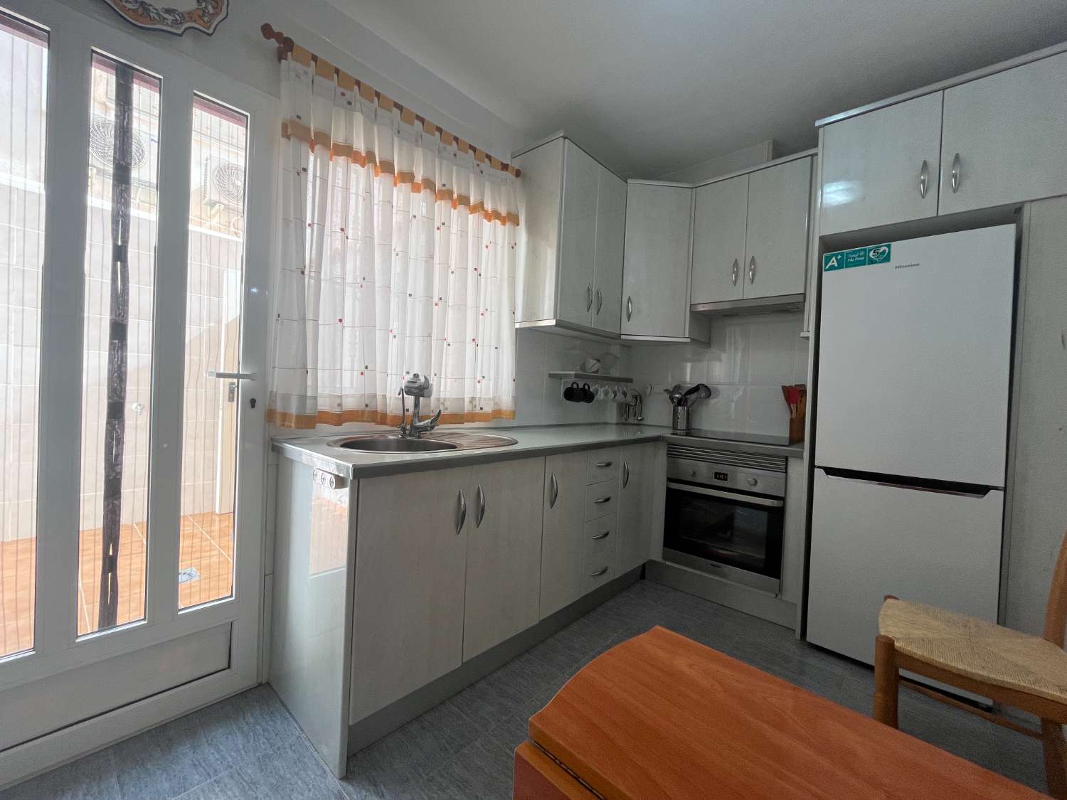 Magnífico tríplex de 3 dormitorios y 3 baños con piscina comunitaria en Playa Flamenca.