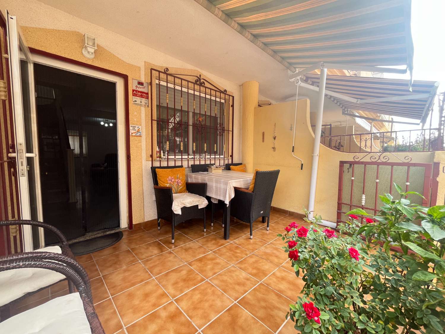 Magnífico tríplex de 3 dormitorios y 3 baños con piscina comunitaria en Playa Flamenca.