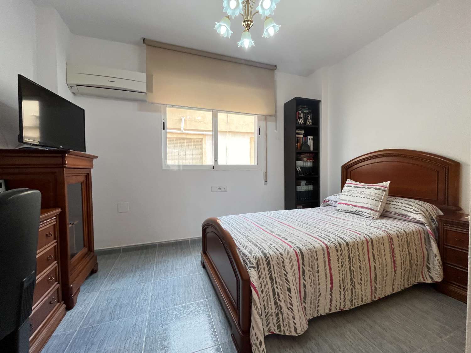 Magnífico tríplex de 3 dormitorios y 3 baños con piscina comunitaria en Playa Flamenca.
