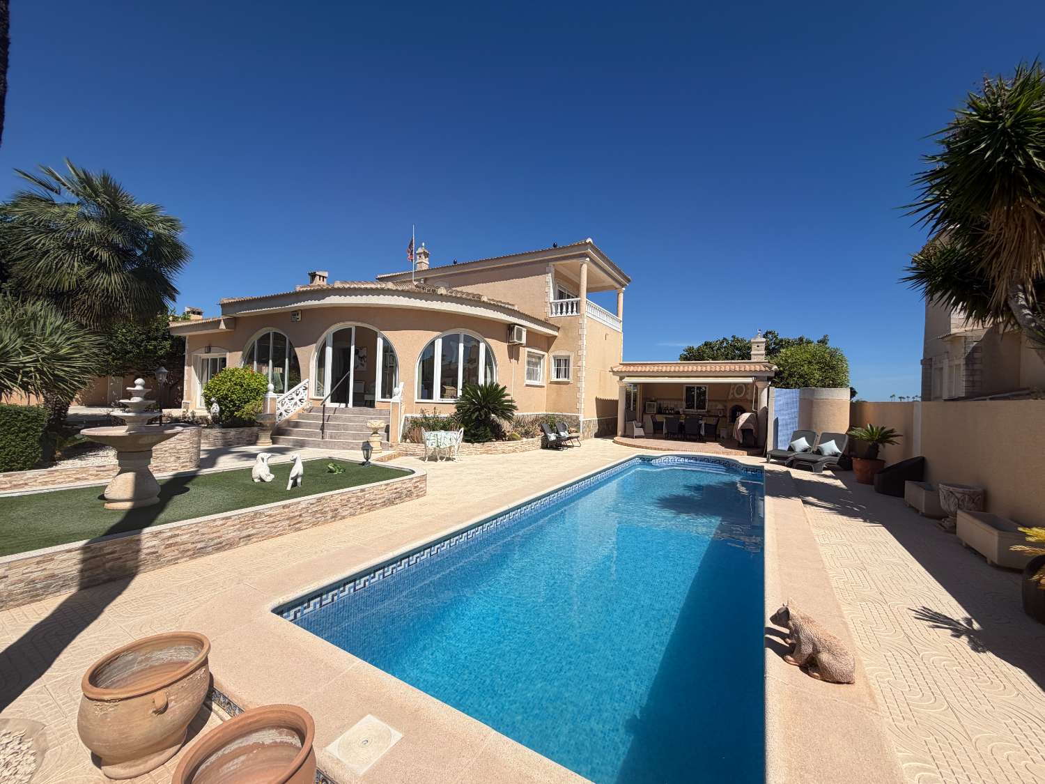 Villa exclusiva con 4 dormitorios, piscina privada y vistas a la Laguna
