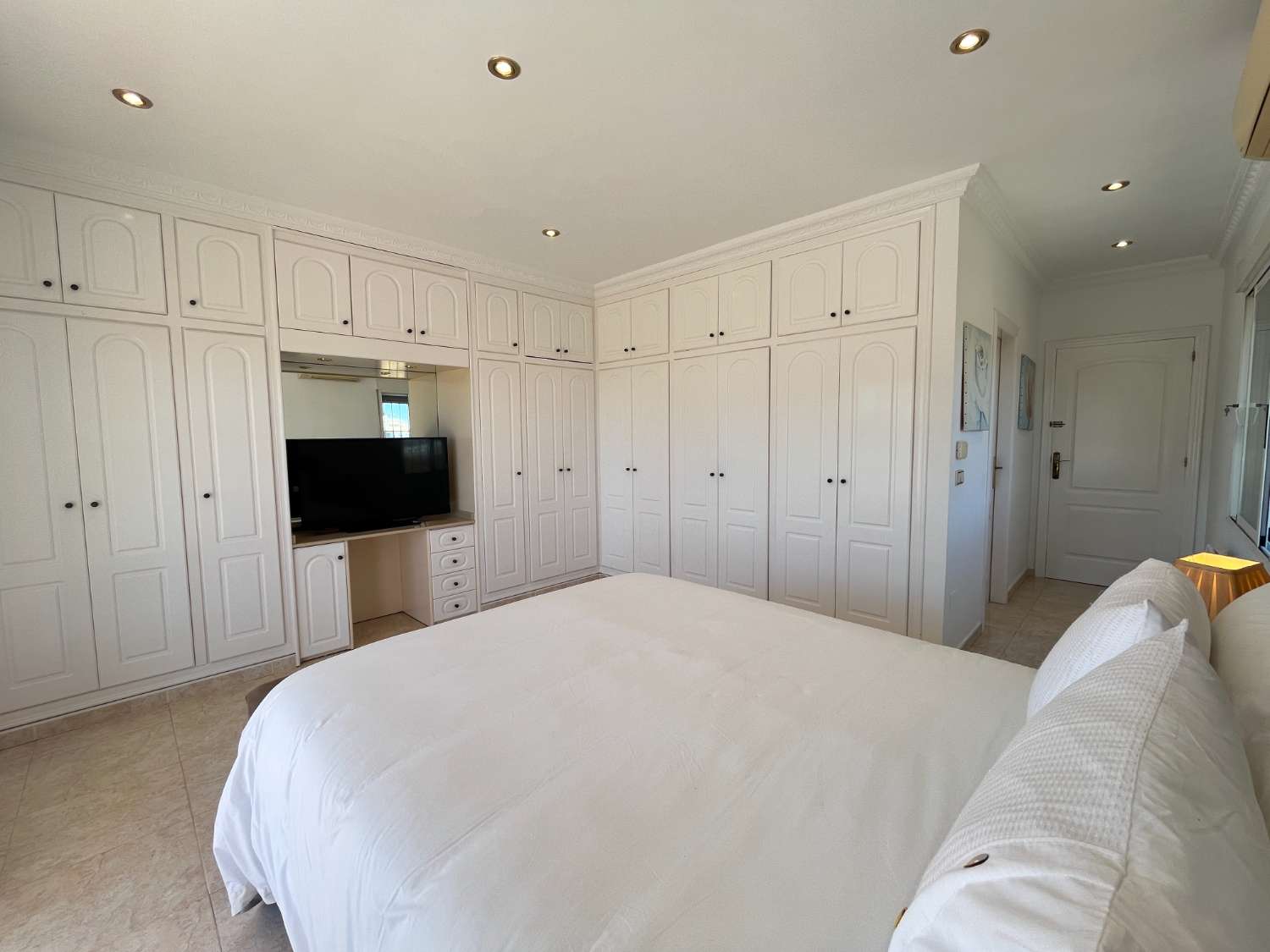 Villa exclusiva con 4 dormitorios, piscina privada y vistas a la Laguna