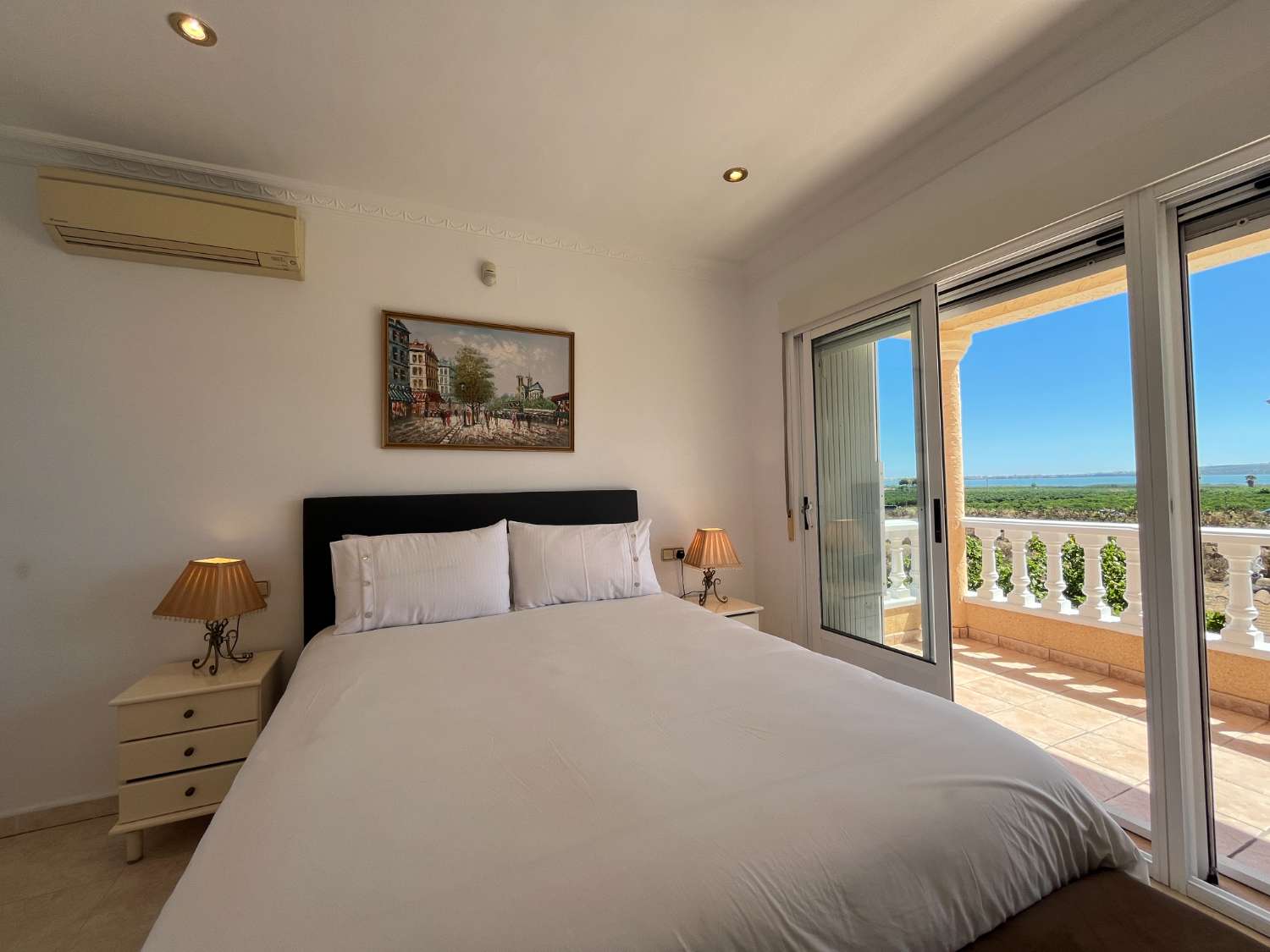 Villa exclusiva con 4 dormitorios, piscina privada y vistas a la Laguna