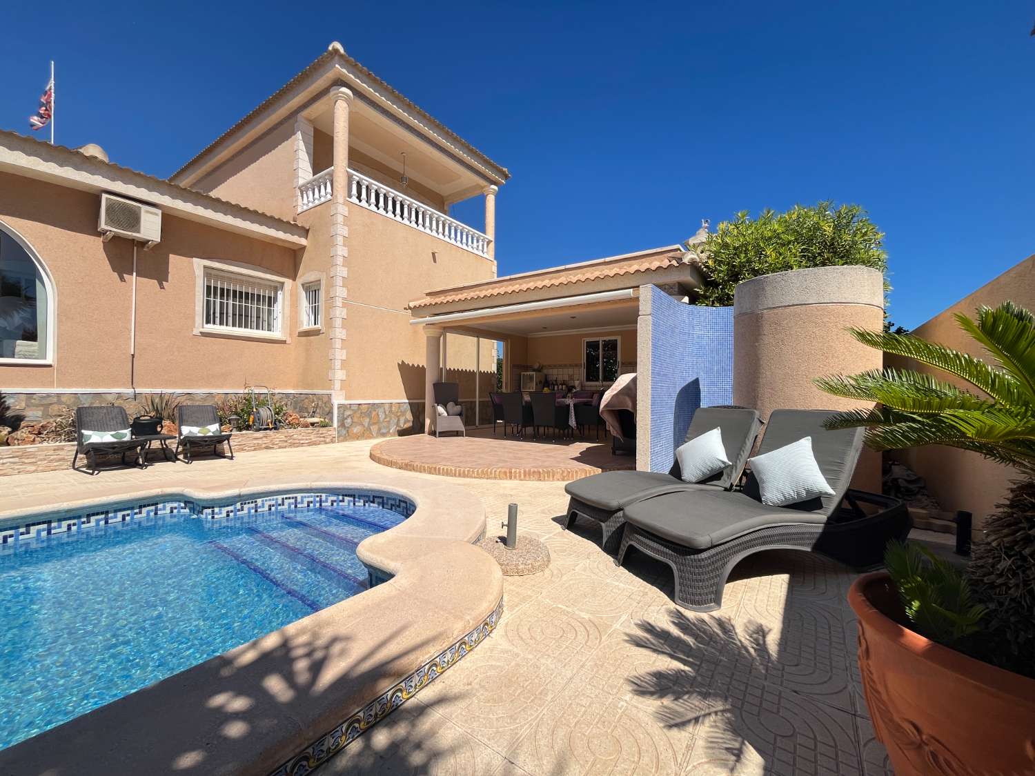 Villa exclusiva con 4 dormitorios, piscina privada y vistas a la Laguna