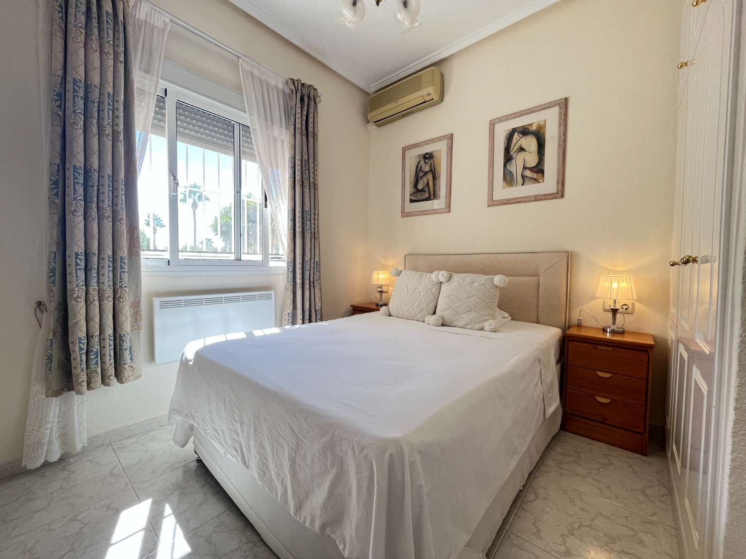 Villa exclusiva con 4 dormitorios, piscina privada y vistas a la Laguna