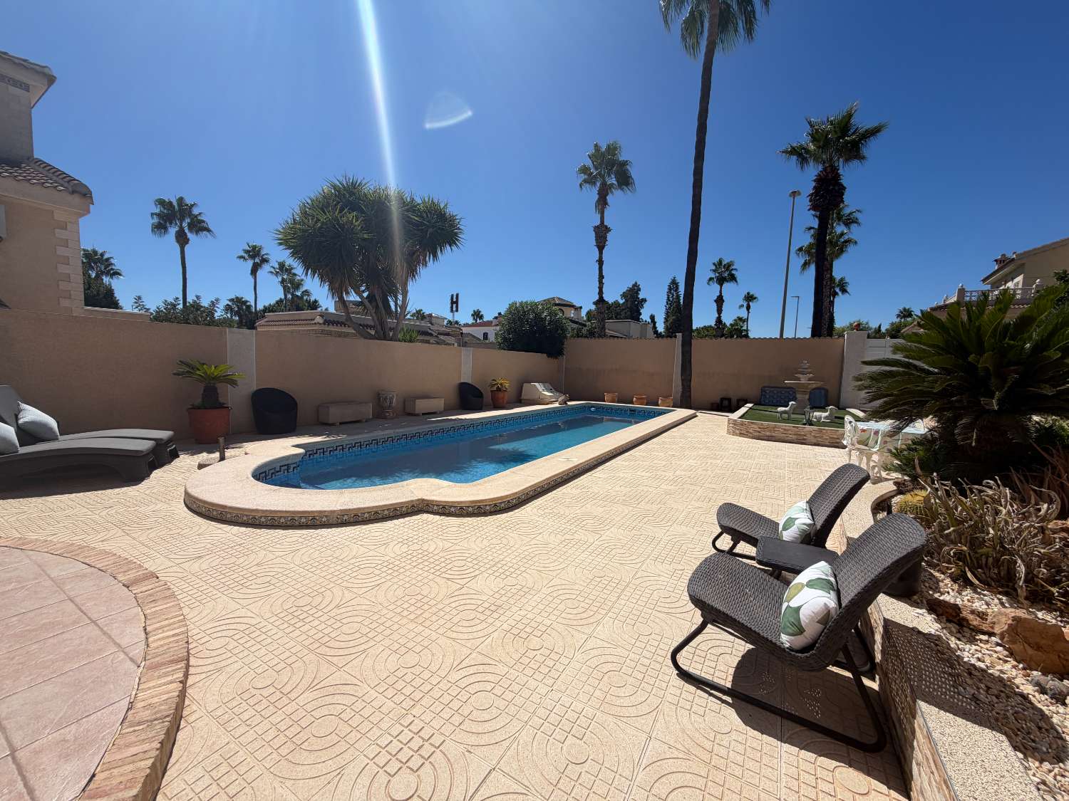 Villa exclusiva con 4 dormitorios, piscina privada y vistas a la Laguna