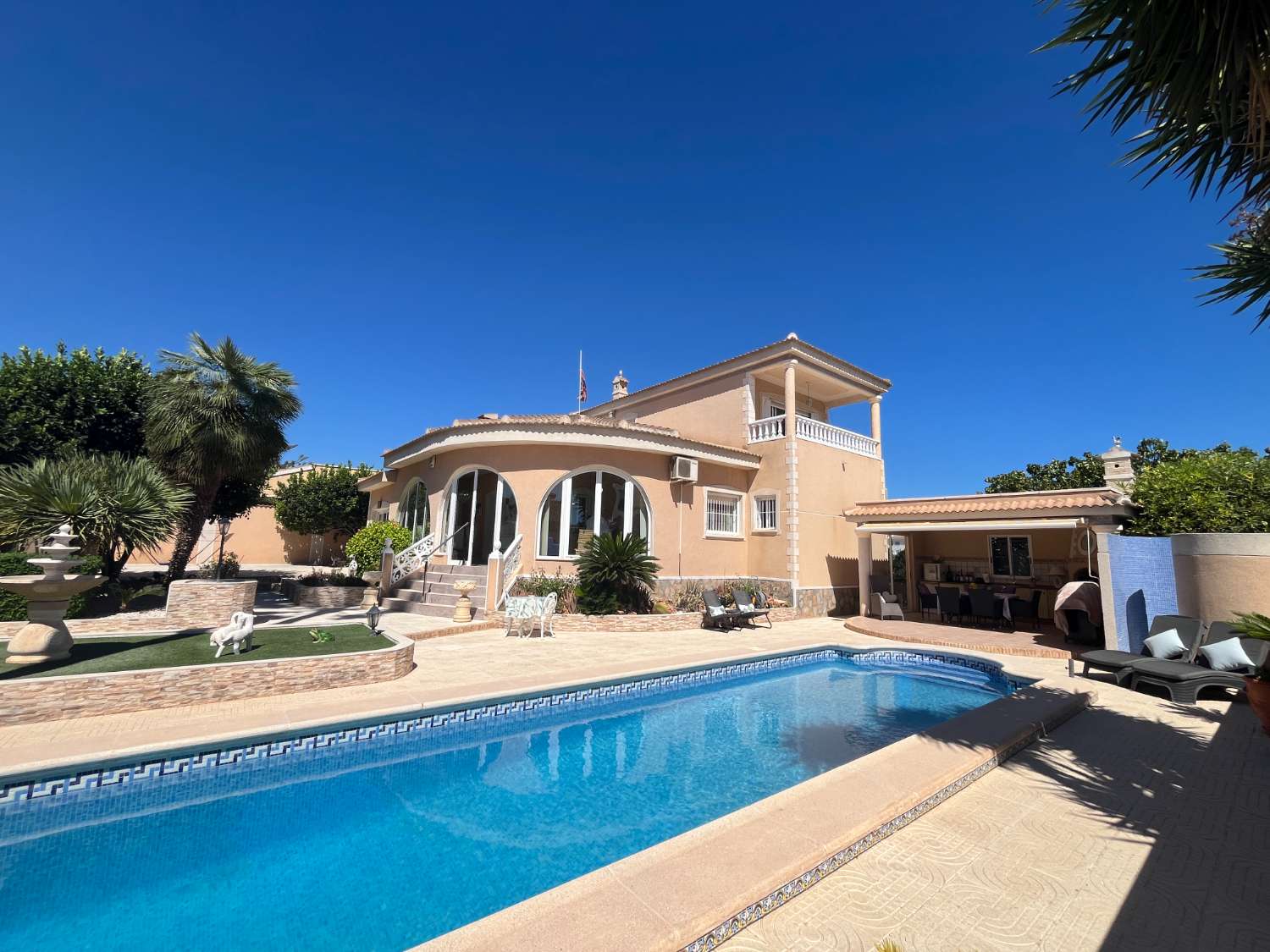Villa exclusiva con 4 dormitorios, piscina privada y vistas a la Laguna