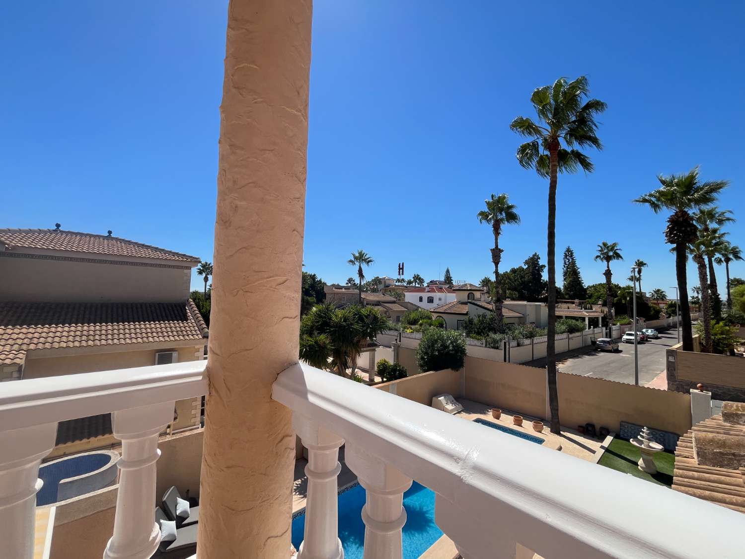 Villa exclusiva con 4 dormitorios, piscina privada y vistas a la Laguna