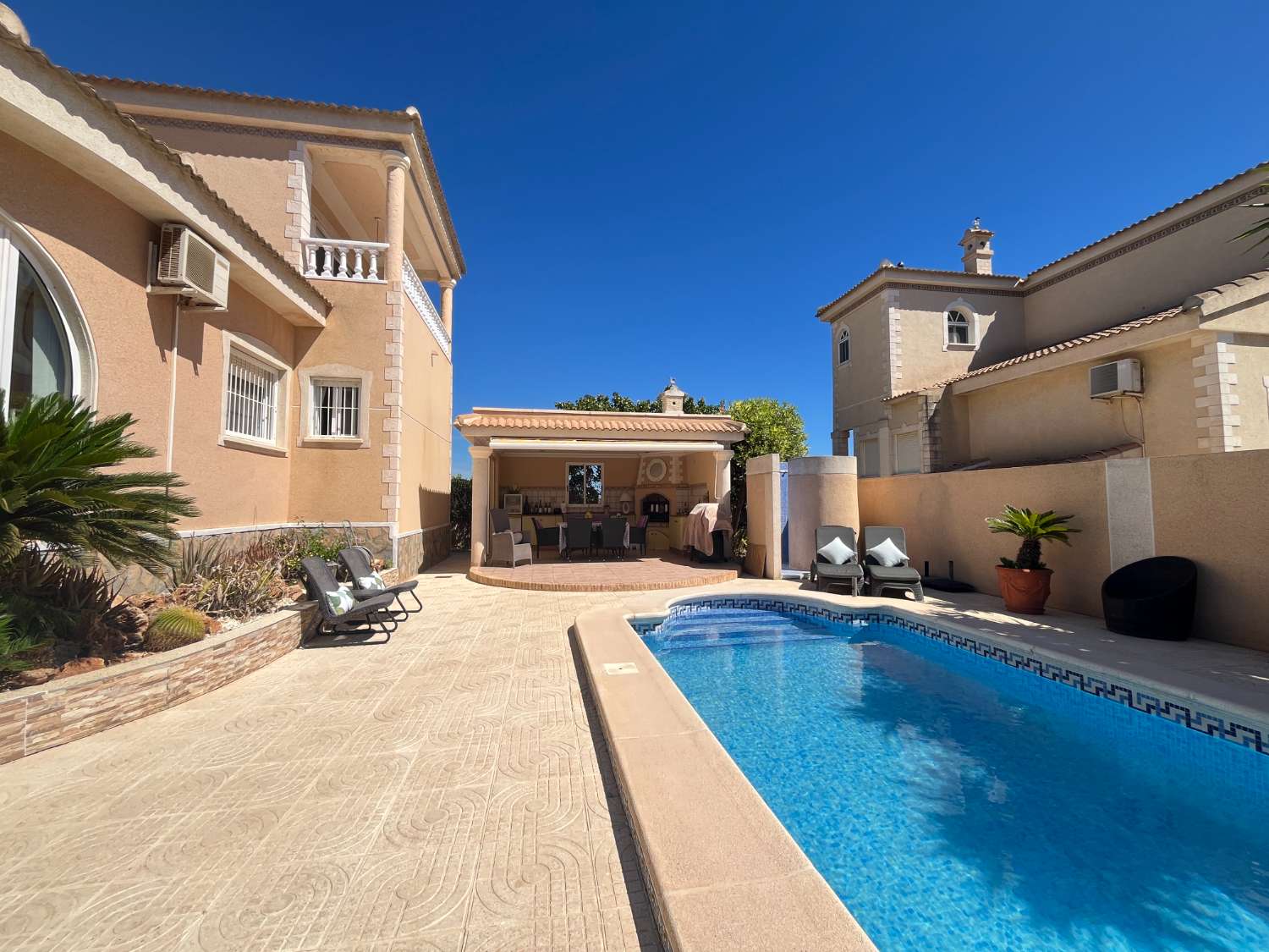 Villa exclusiva con 4 dormitorios, piscina privada y vistas a la Laguna