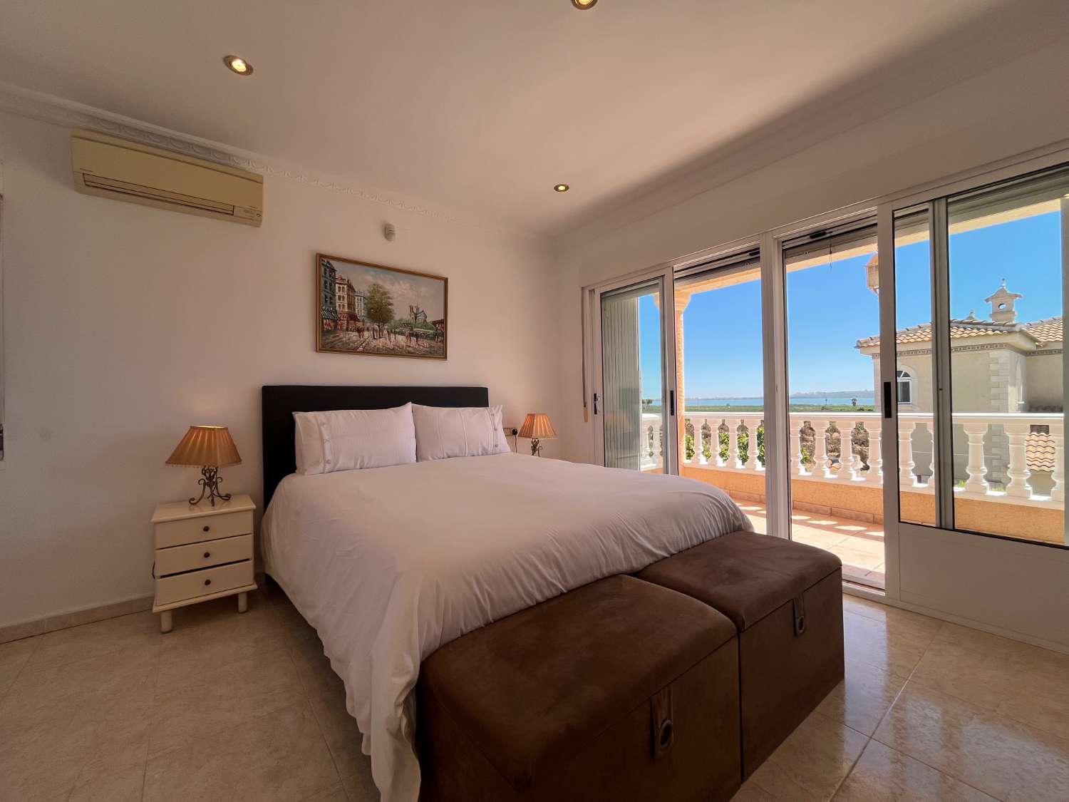 Villa exclusiva con 4 dormitorios, piscina privada y vistas a la Laguna