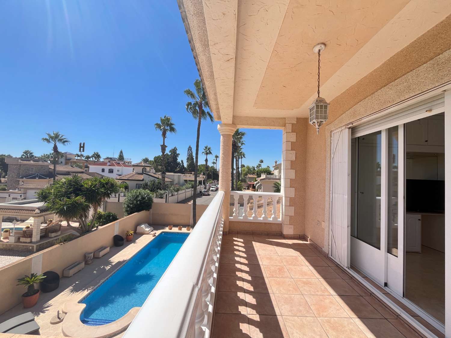 Villa exclusiva con 4 dormitorios, piscina privada y vistas a la Laguna