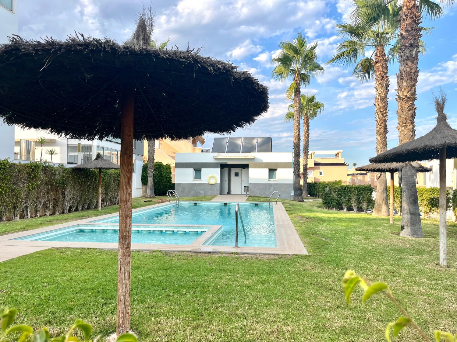 Casa preciosa en Punta Prima con 2 dormitorios, 2 baños y terraza en la azotea