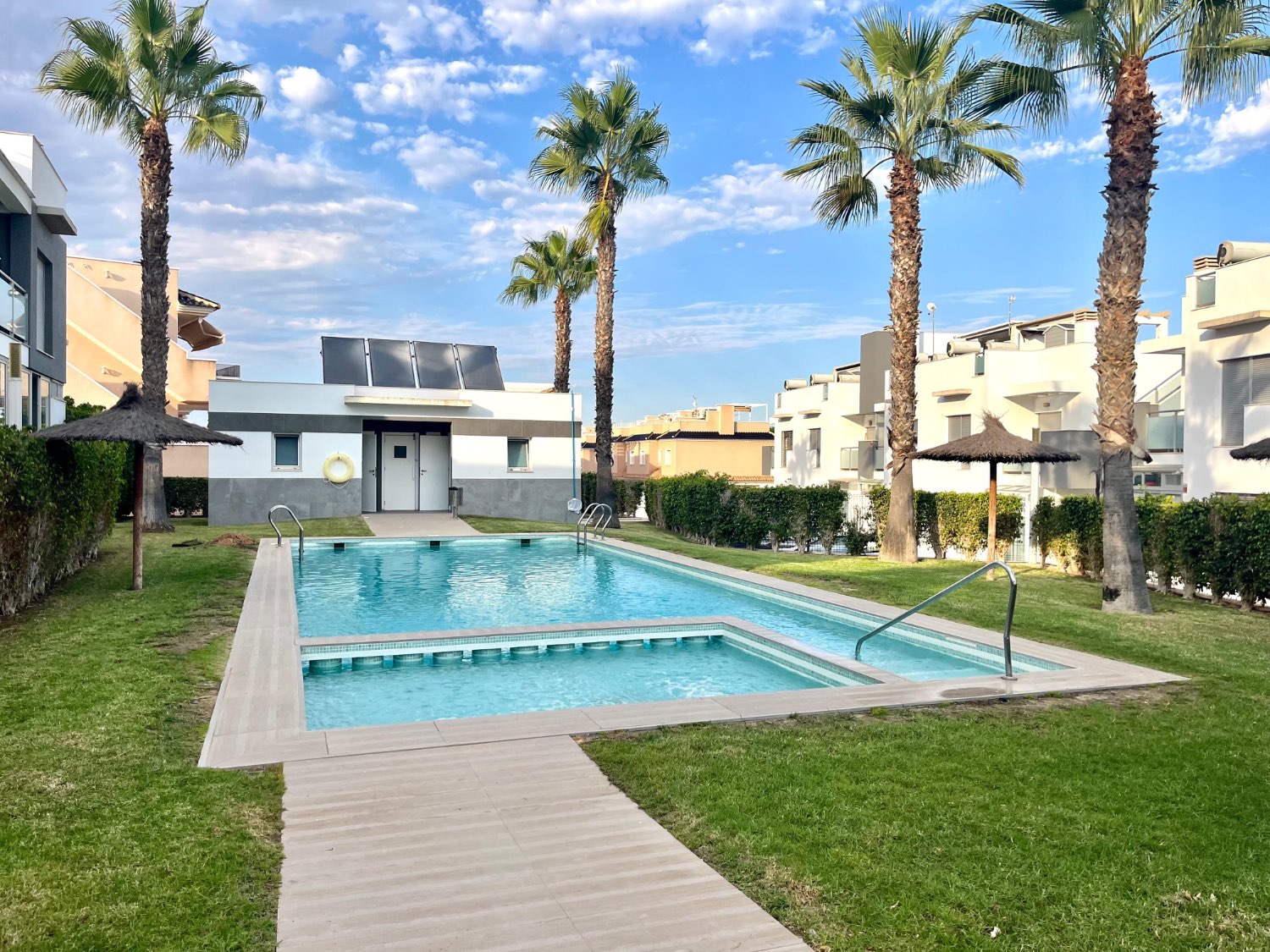Casa preciosa en Punta Prima con 2 dormitorios, 2 baños y terraza en la azotea