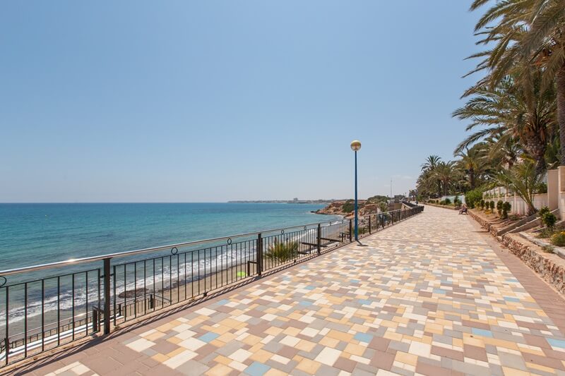Casa preciosa en Punta Prima con 2 dormitorios, 2 baños y terraza en la azotea