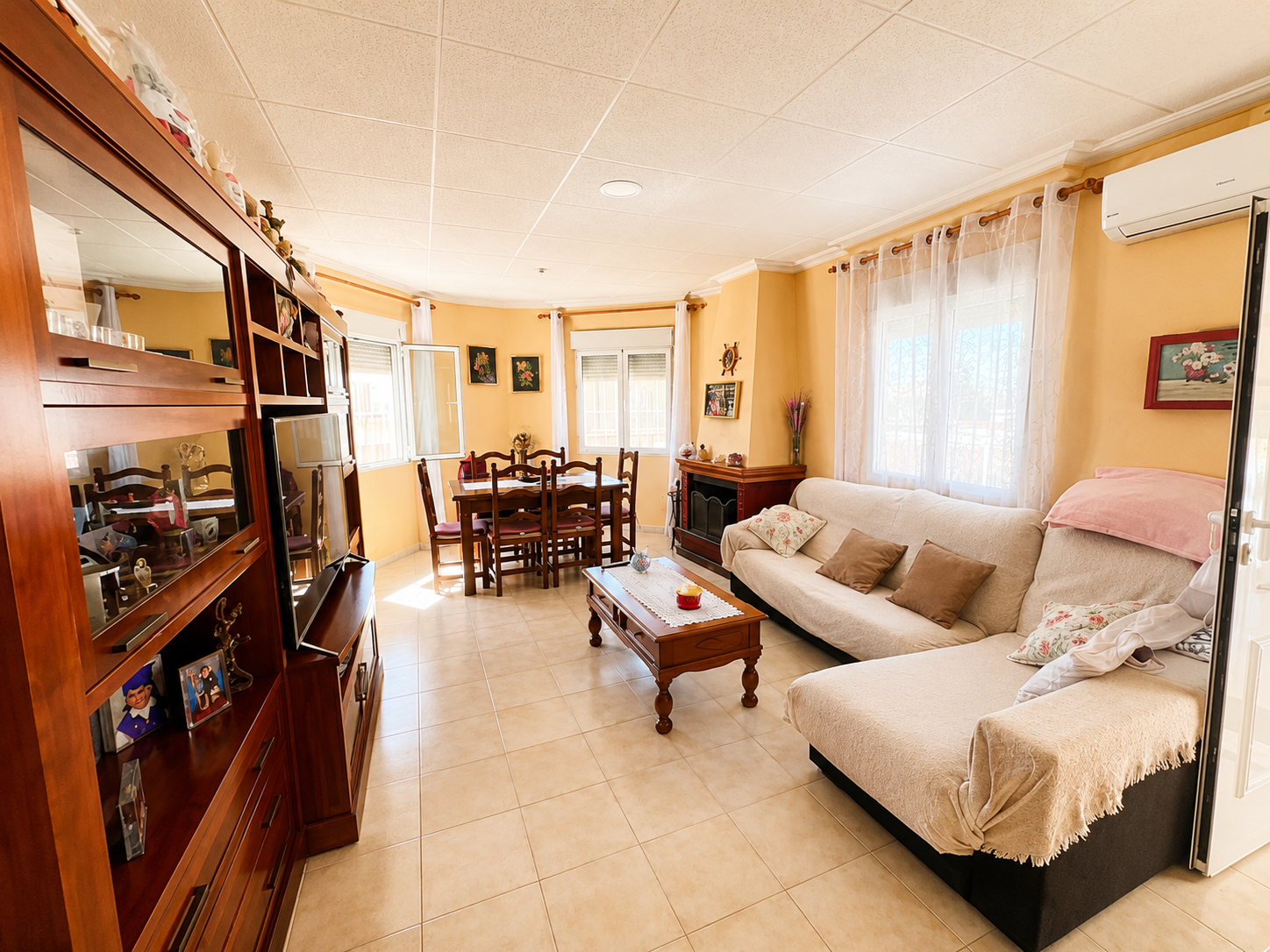 Espaciosa villa independiente de 5 dormitorios con piscina privada y gran jardín