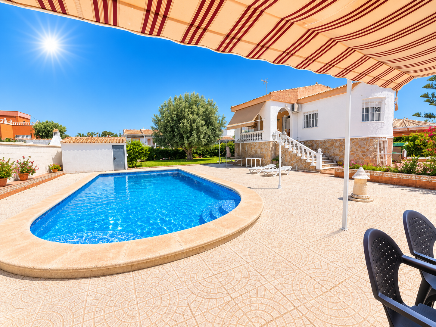 Espaciosa villa independiente de 5 dormitorios con piscina privada y gran jardín