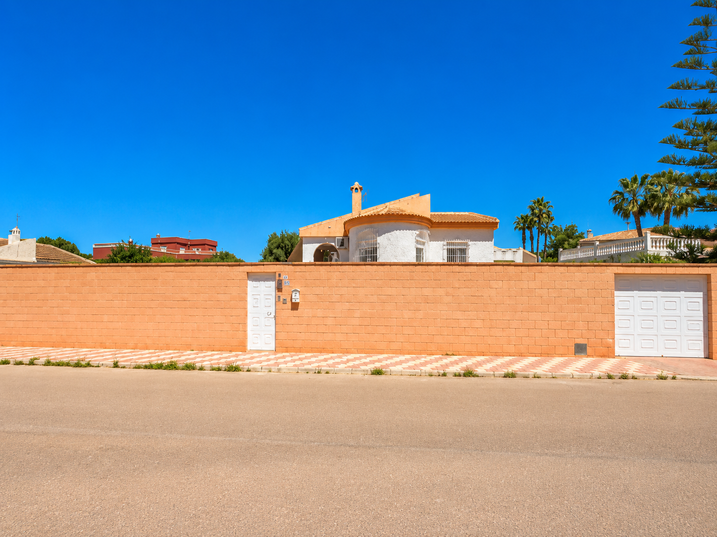 Espaciosa villa independiente de 5 dormitorios con piscina privada y gran jardín
