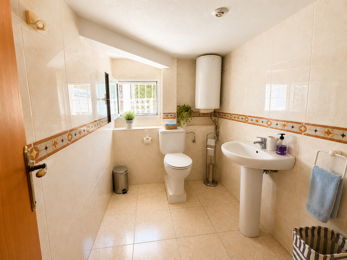 Espaciosa villa independiente de 5 dormitorios con piscina privada y gran jardín