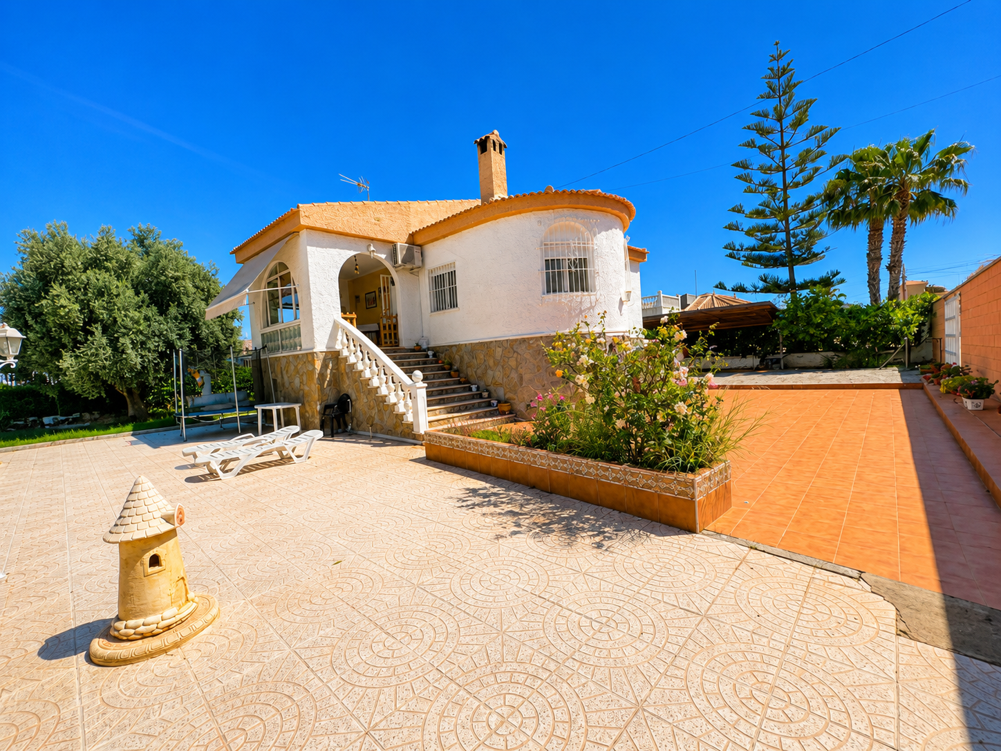Espaciosa villa independiente de 5 dormitorios con piscina privada y gran jardín