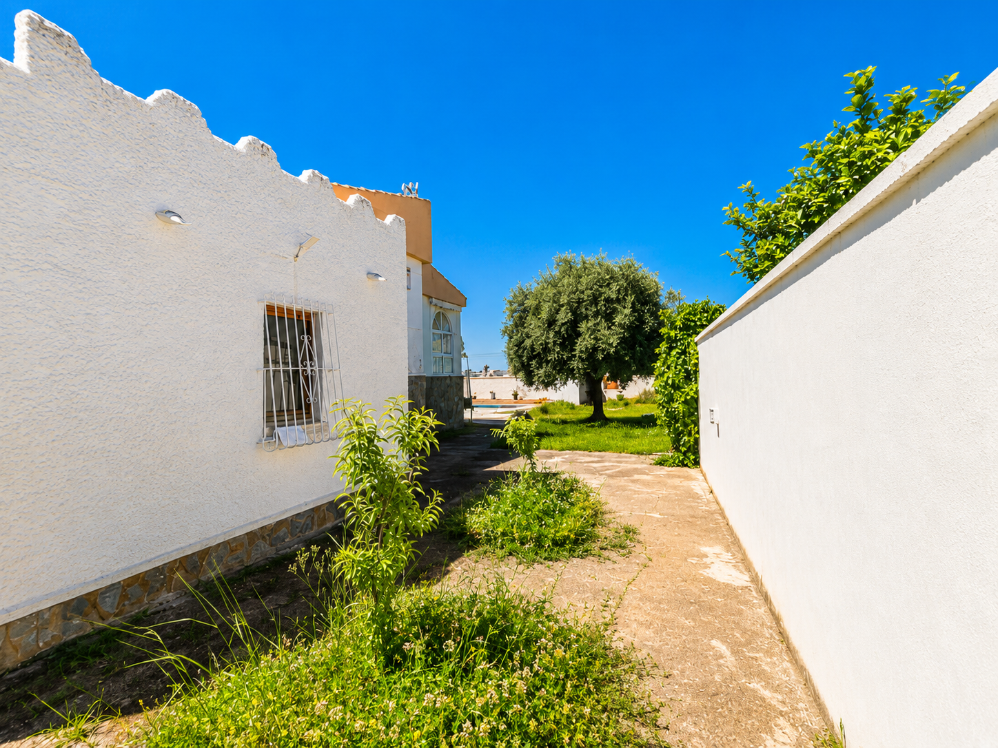 Espaciosa villa independiente de 5 dormitorios con piscina privada y gran jardín