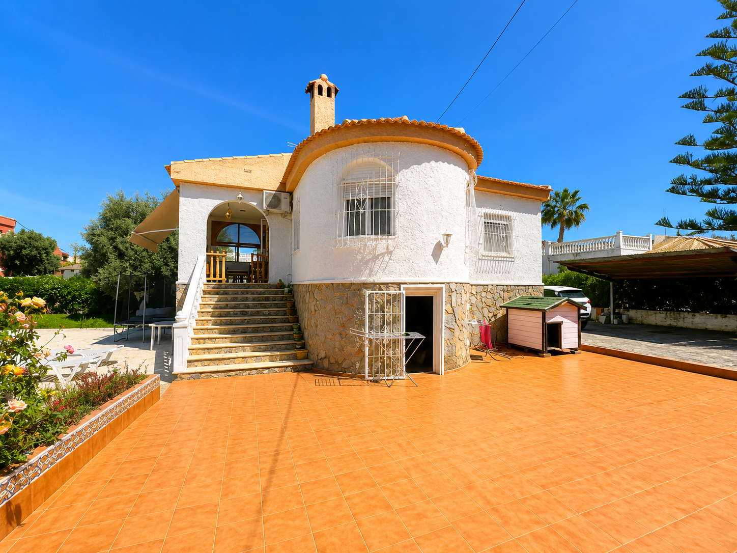 Espaciosa villa independiente de 5 dormitorios con piscina privada y gran jardín