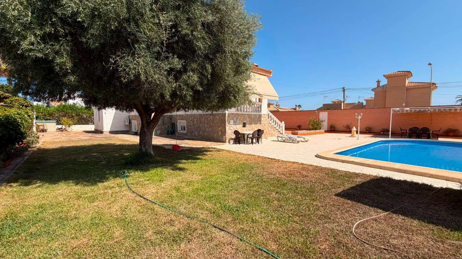 Espaciosa villa independiente de 5 dormitorios con piscina privada y gran jardín