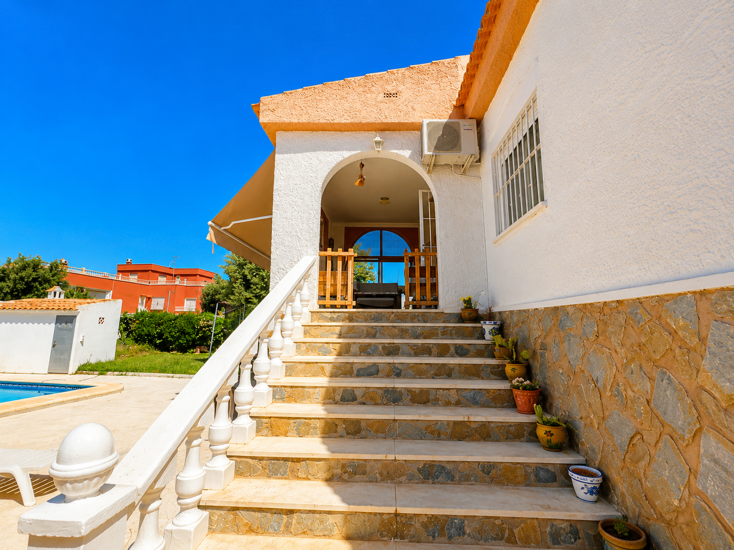 Espaciosa villa independiente de 5 dormitorios con piscina privada y gran jardín