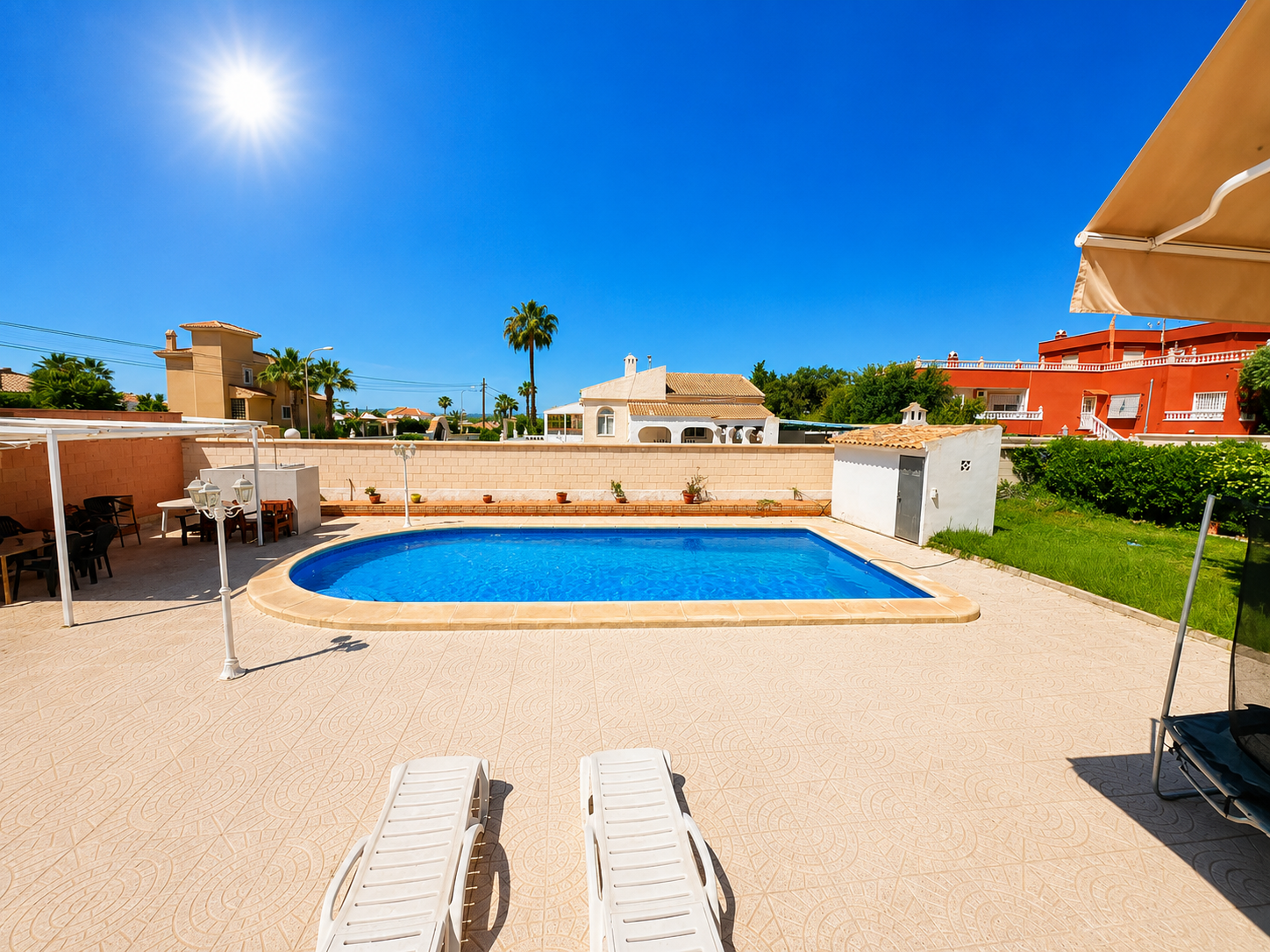 Espaciosa villa independiente de 5 dormitorios con piscina privada y gran jardín