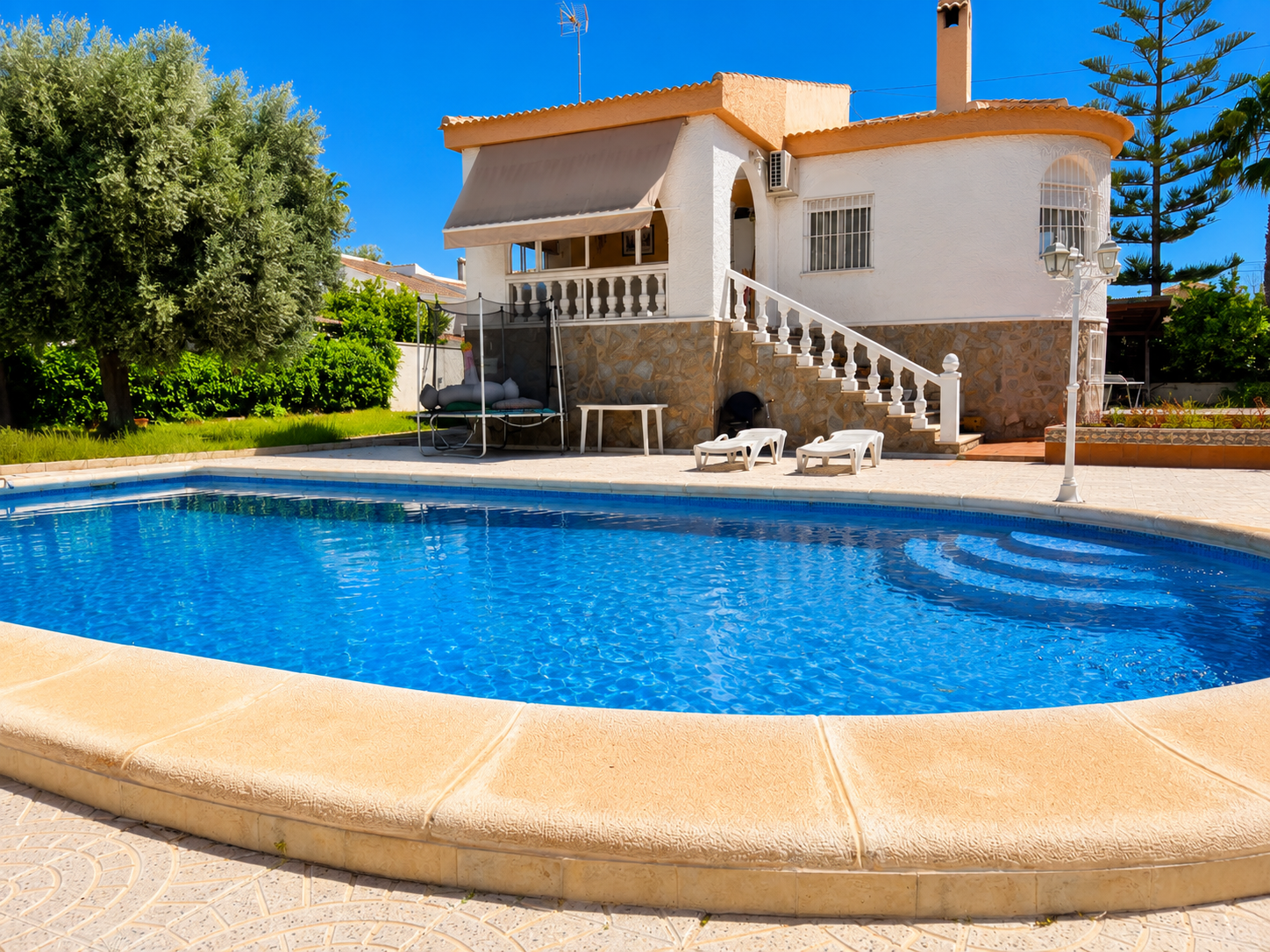 Espaciosa villa independiente de 5 dormitorios con piscina privada y gran jardín