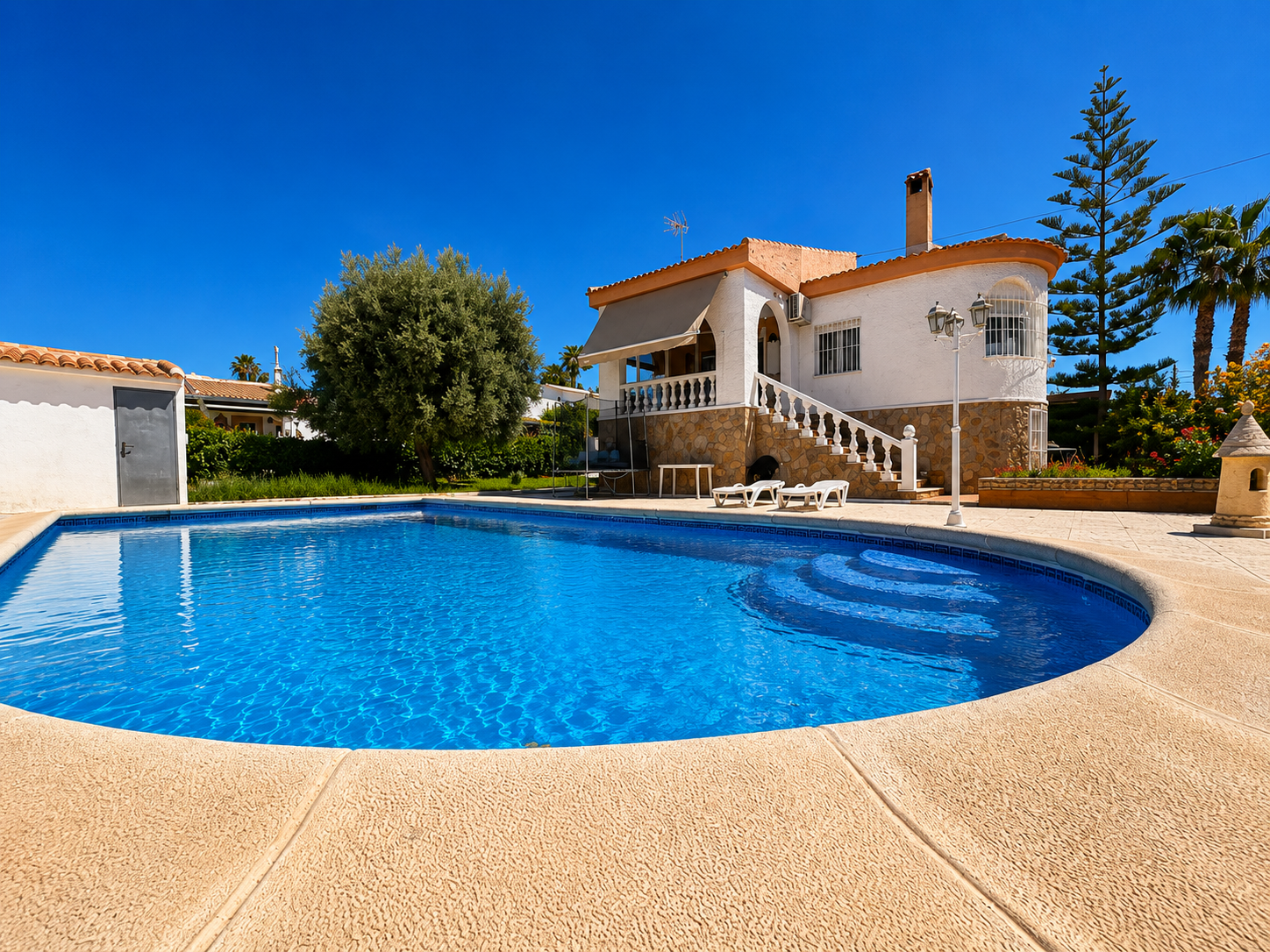 Espaciosa villa independiente de 5 dormitorios con piscina privada y gran jardín