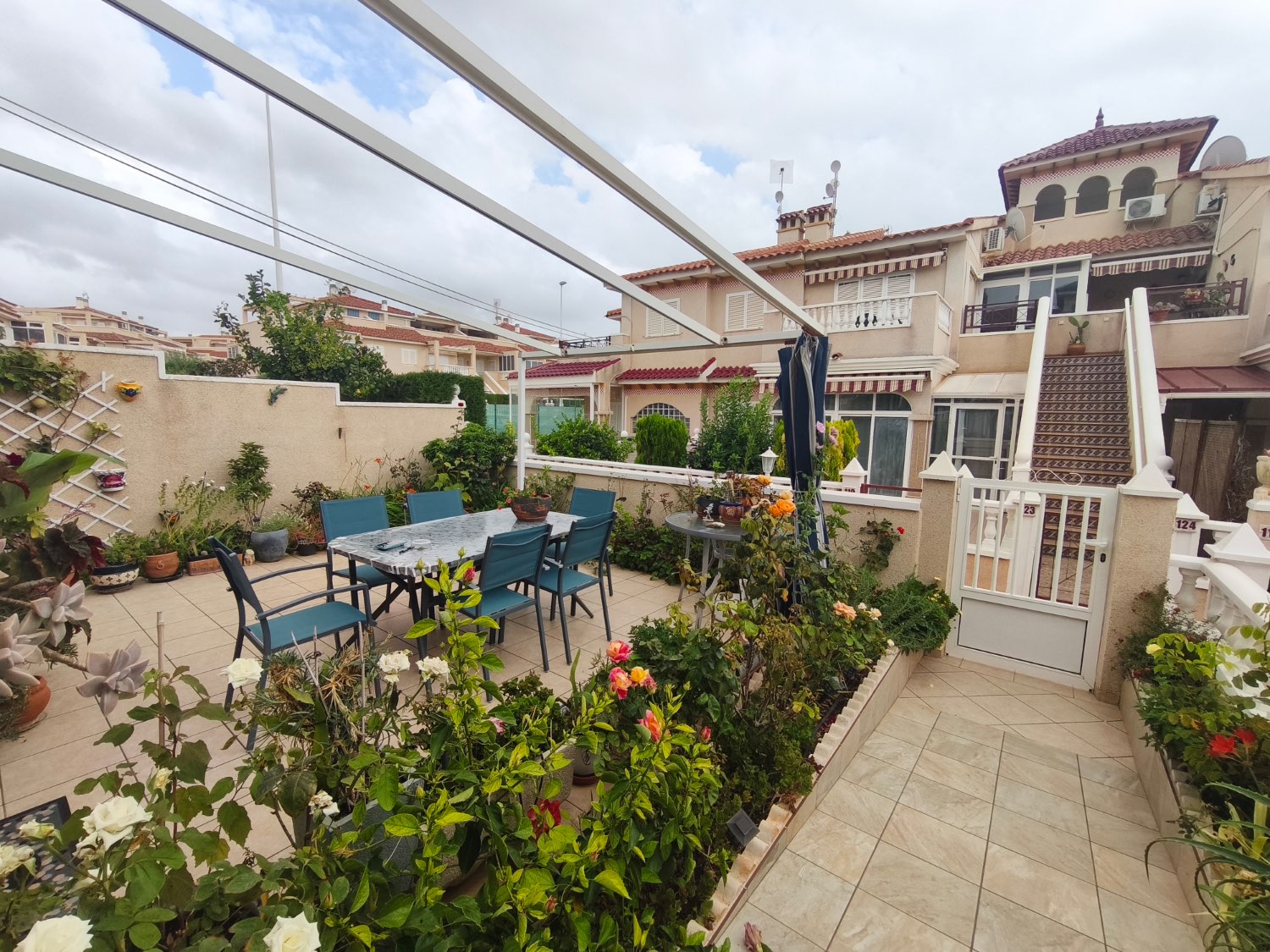 Apartamento en planta bajas de 2 dormitorios, 1 baño en Zeniamar