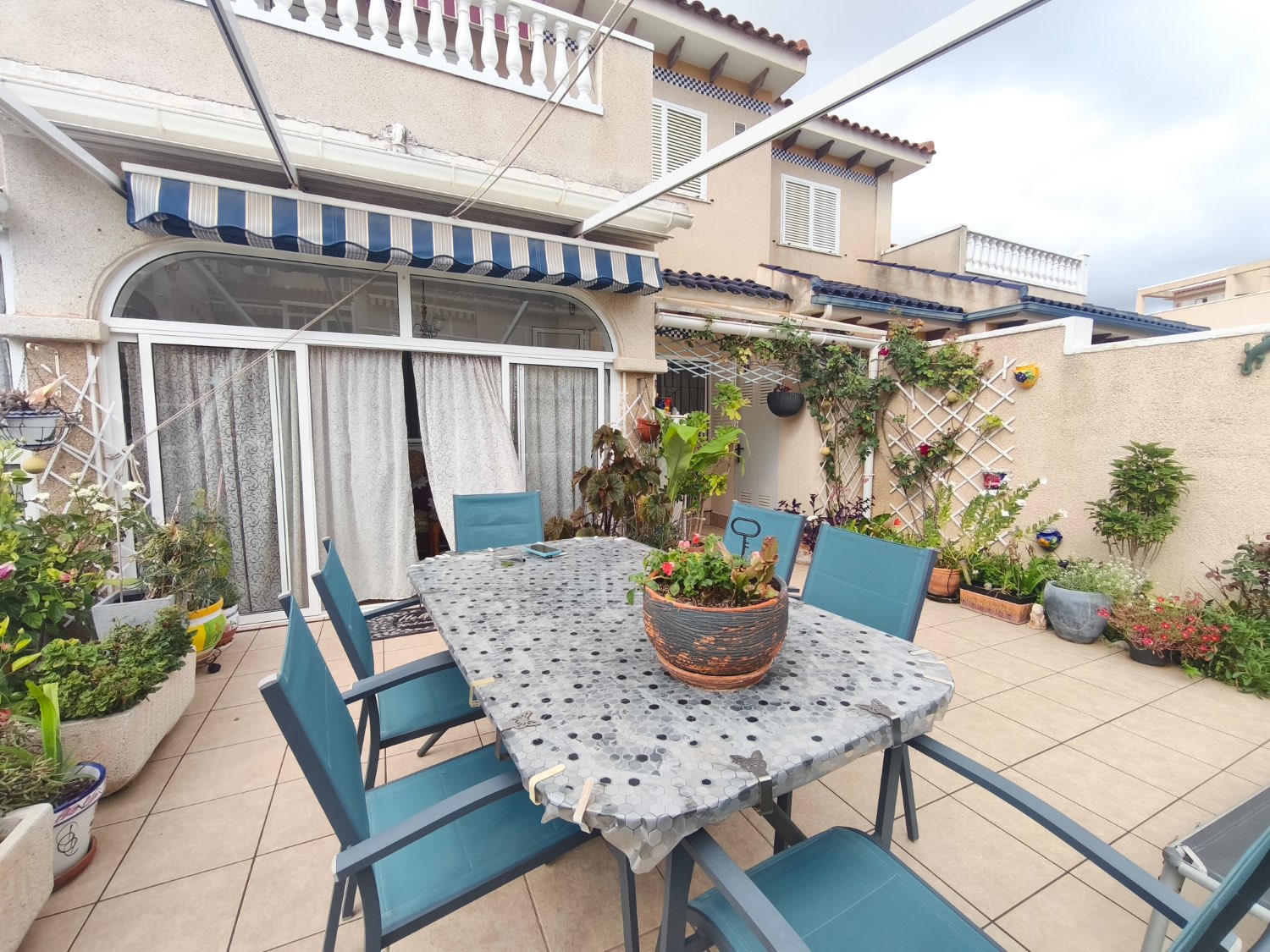 Apartamento en planta bajas de 2 dormitorios, 1 baño en Zeniamar