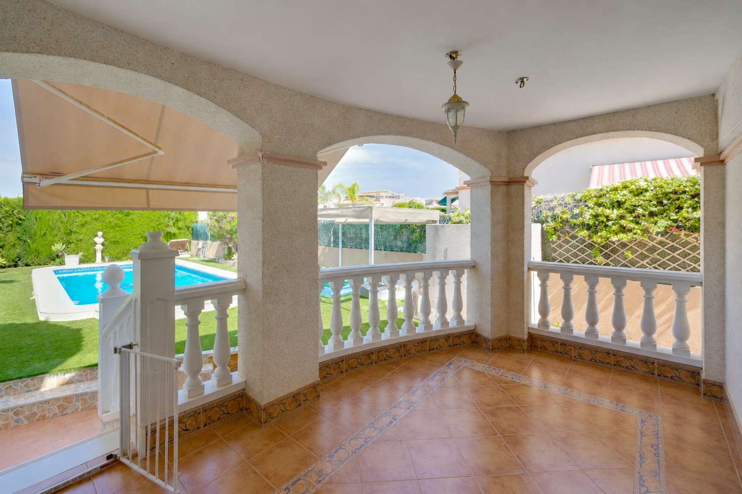 Espaciosa villa independiente de 3 dormitorios con piscina privada y gran parcela