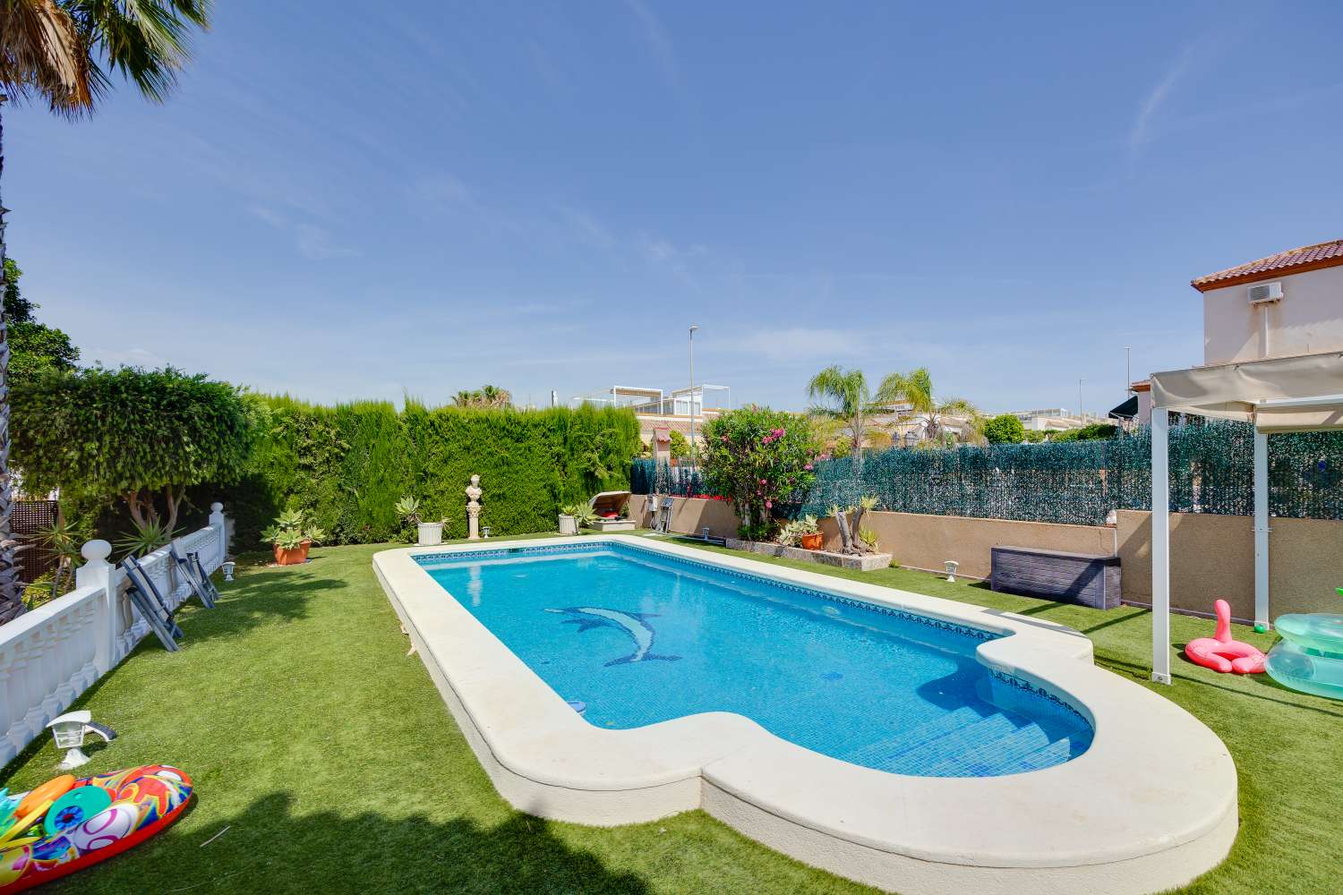 Espaciosa villa independiente de 3 dormitorios con piscina privada y gran parcela