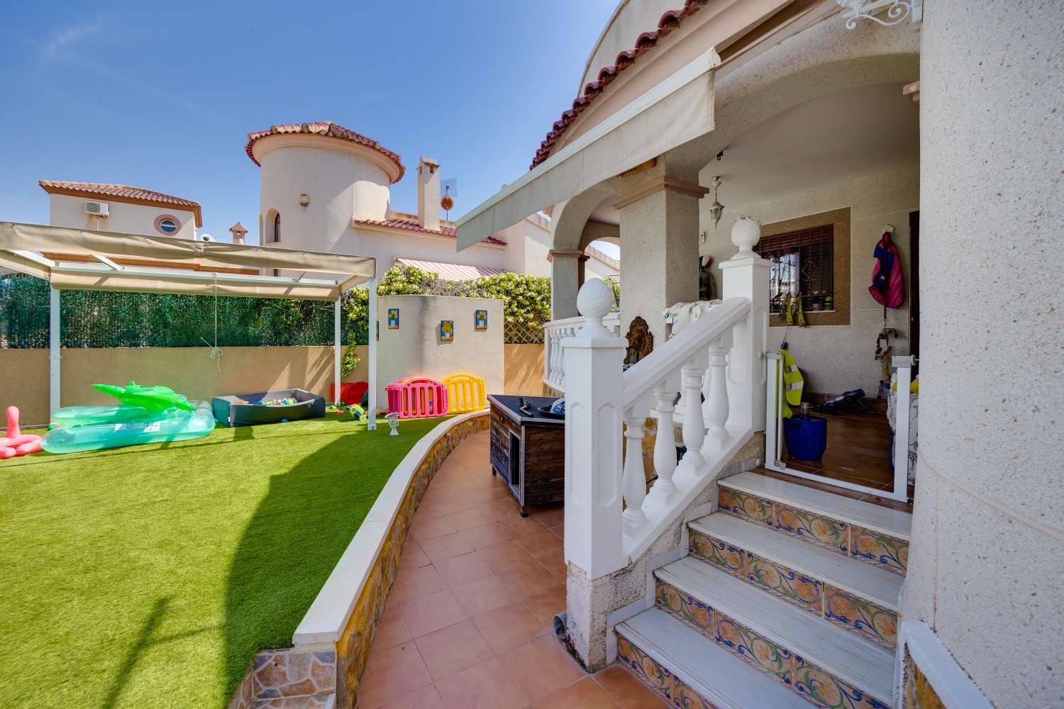 Espaciosa villa independiente de 3 dormitorios con piscina privada y gran parcela