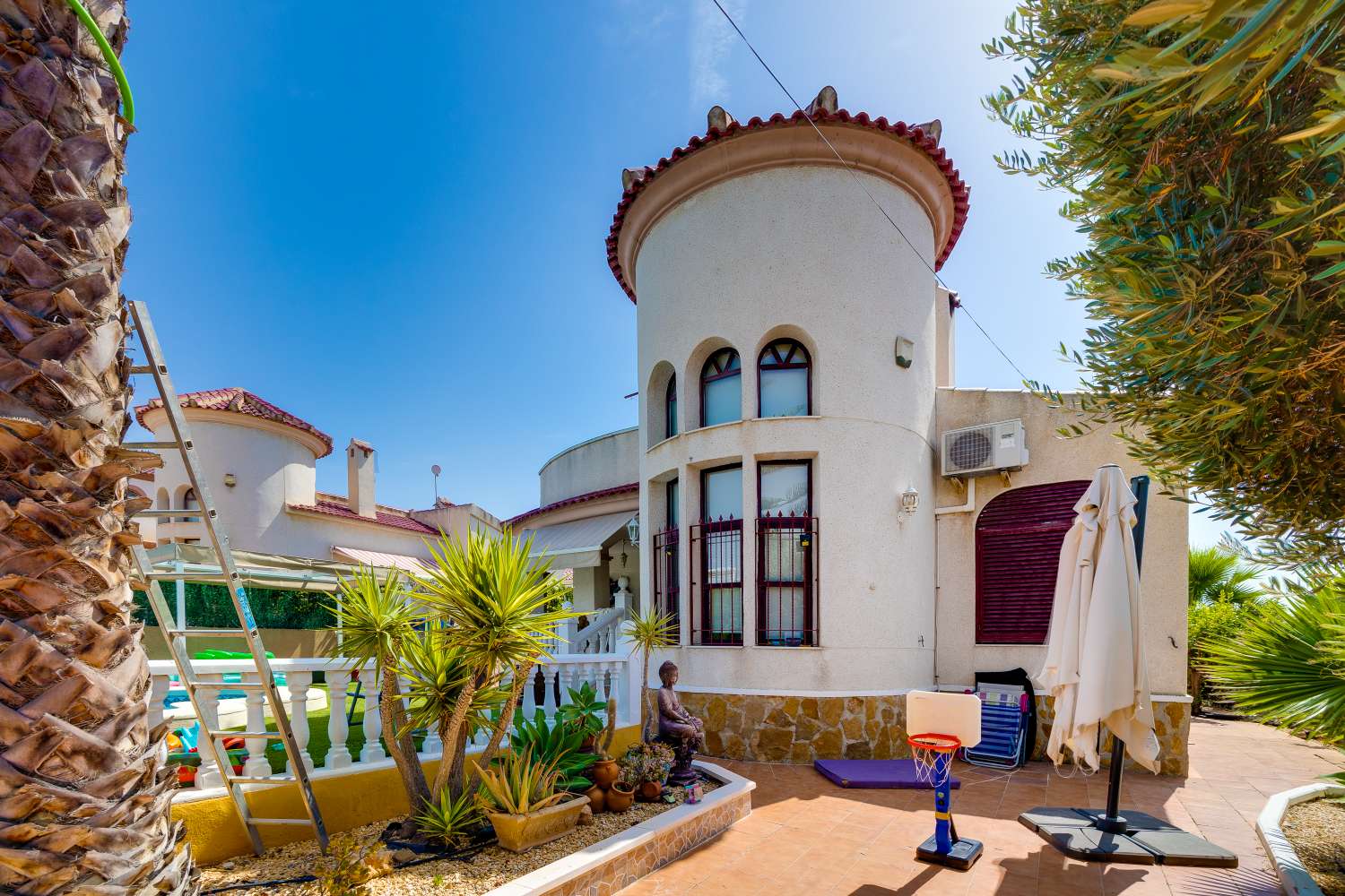 Espaciosa villa independiente de 3 dormitorios con piscina privada y gran parcela