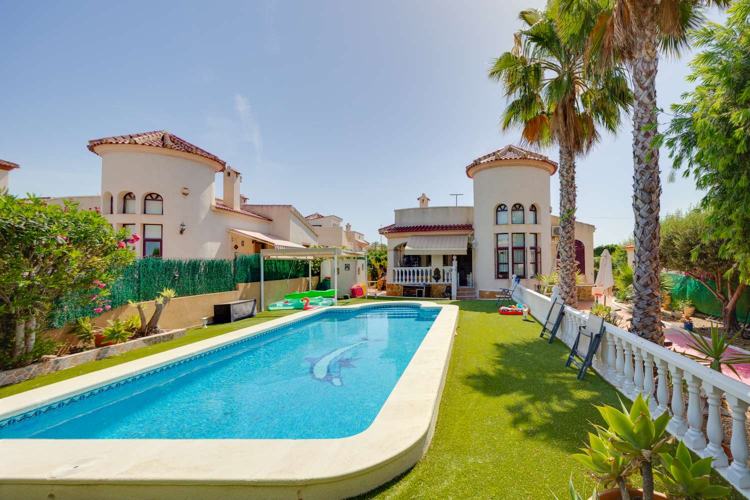 Espaciosa villa independiente de 3 dormitorios con piscina privada y gran parcela