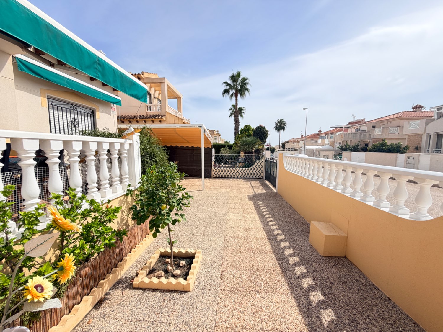 Duplex de 3 dormitorios, 2 baños , piscina privada en el corazón de la Zenia.