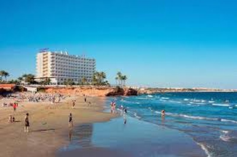 Duplex de 3 dormitorios, 2 baños , piscina privada en el corazón de la Zenia.