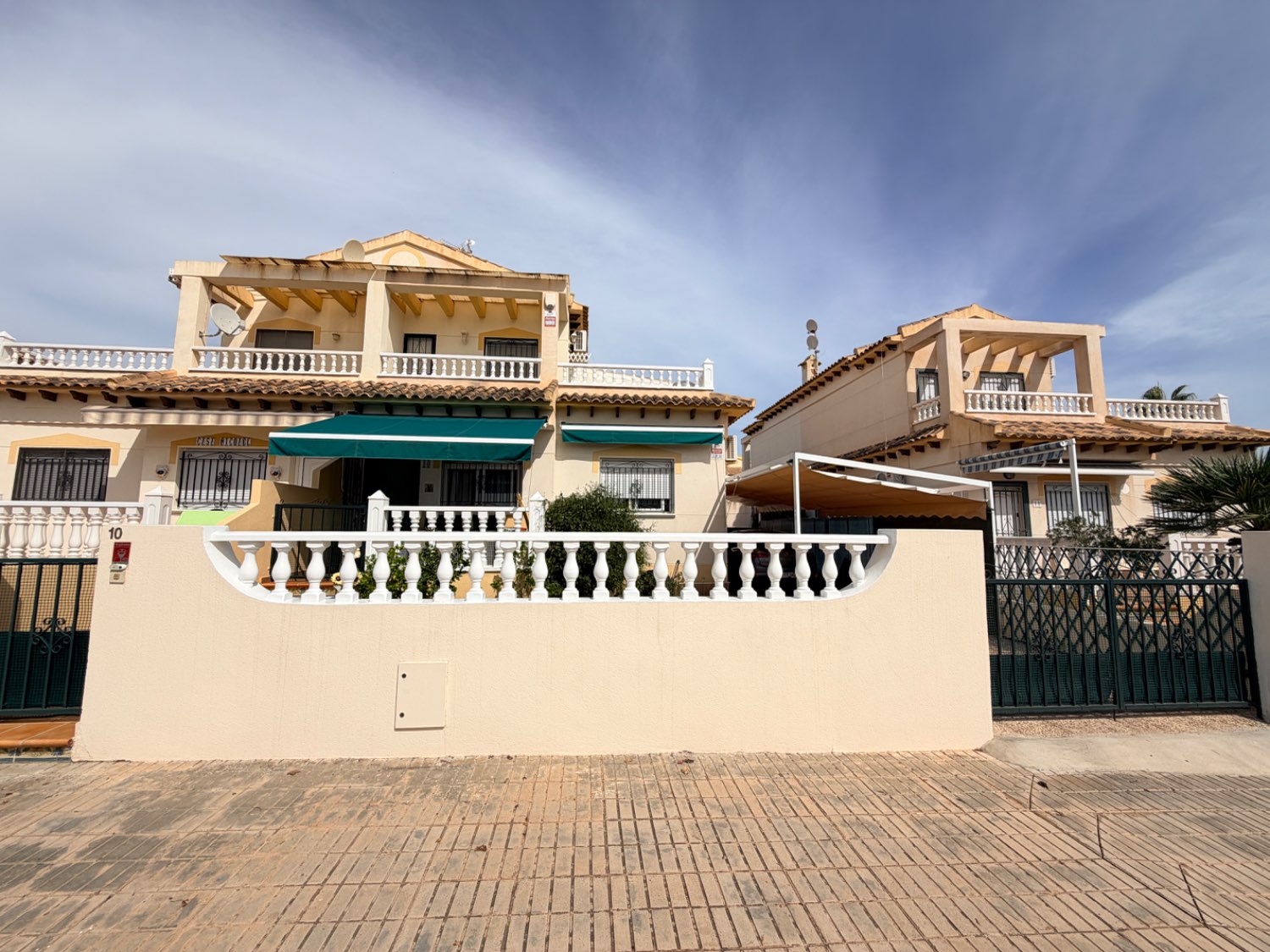 Duplex de 3 dormitorios, 2 baños , piscina privada en el corazón de la Zenia.