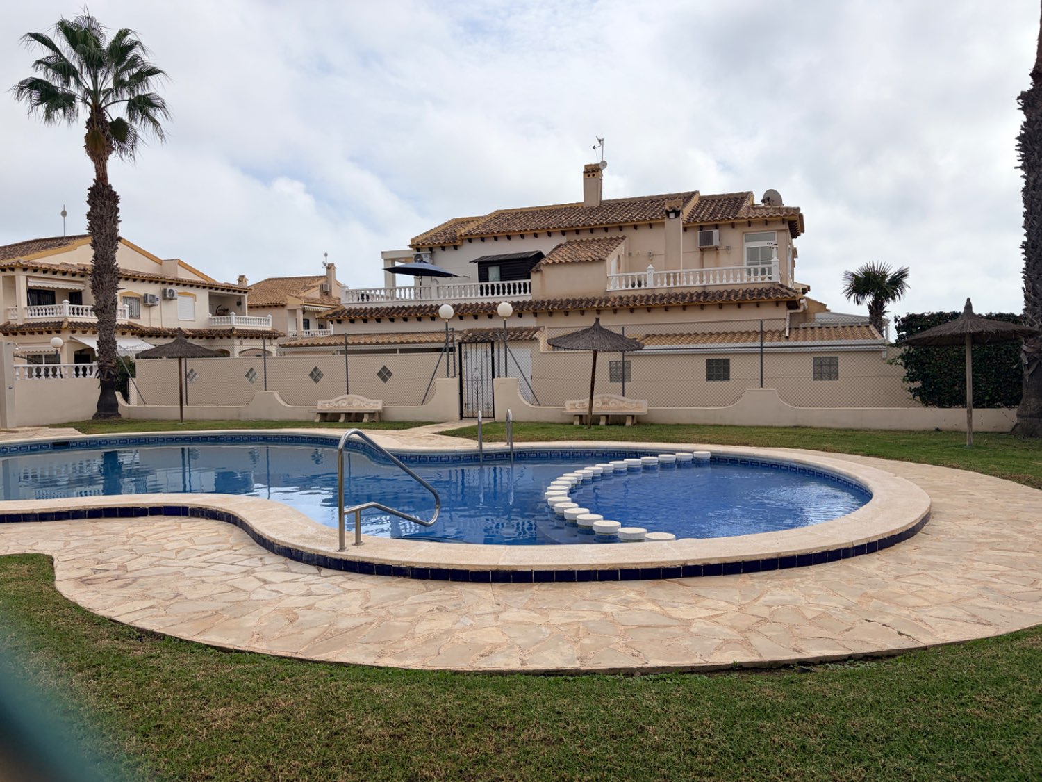 Duplex de 3 dormitorios, 2 baños , piscina privada en el corazón de la Zenia.