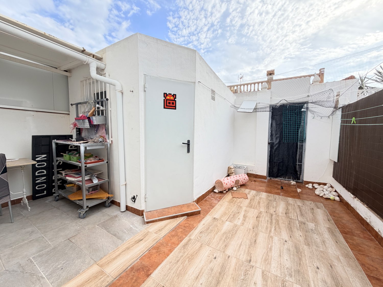 Apartamento en planta baja con doble jardín ,2 dormitorios , 1 baño en nueva Torrevieja
