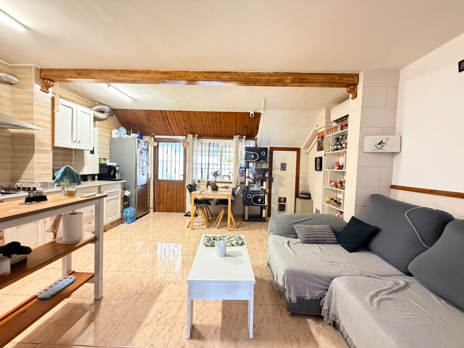 Apartamento en planta baja con doble jardín ,2 dormitorios , 1 baño en nueva Torrevieja