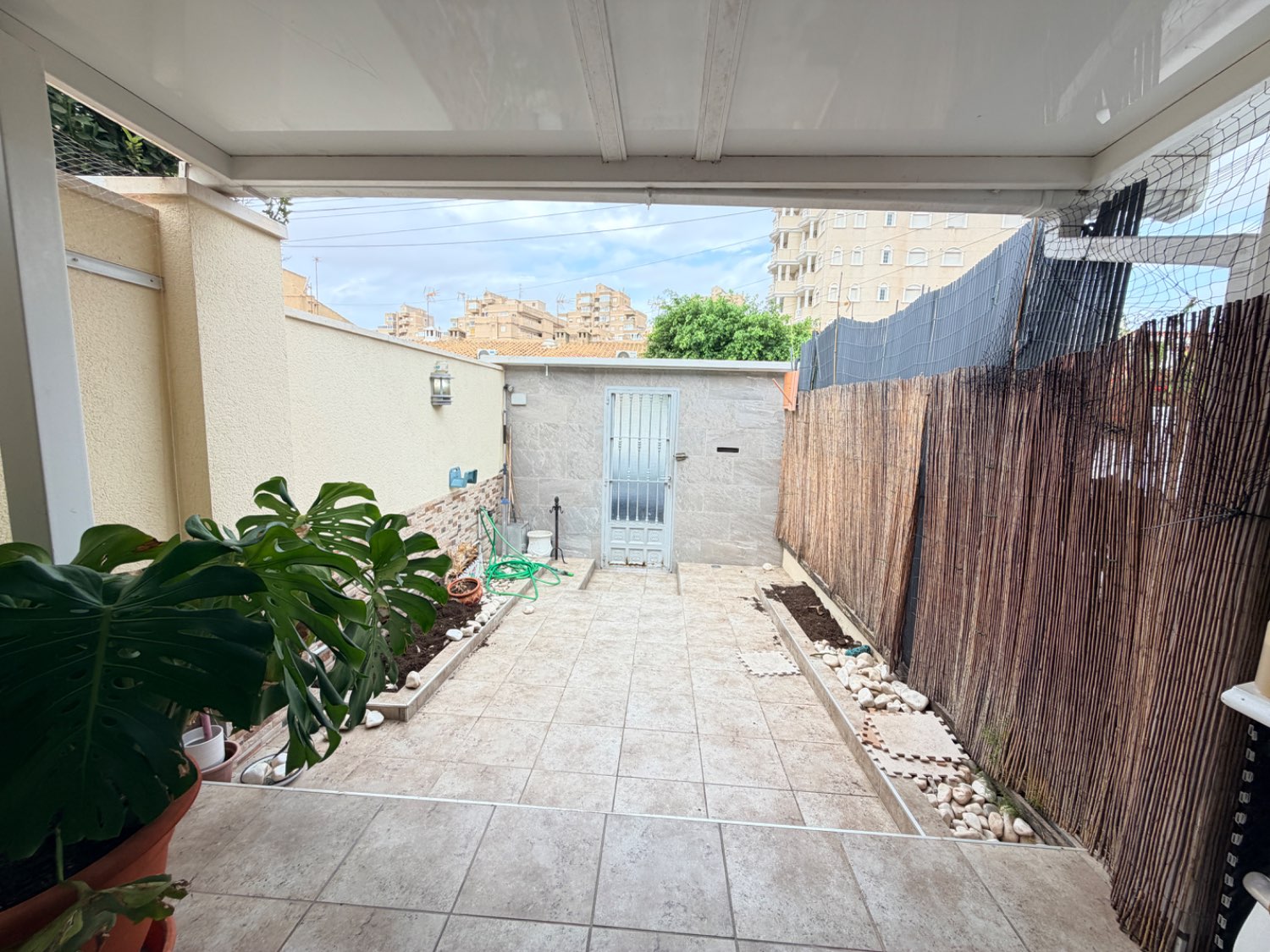 Apartamento en planta baja con doble jardín ,2 dormitorios , 1 baño en nueva Torrevieja