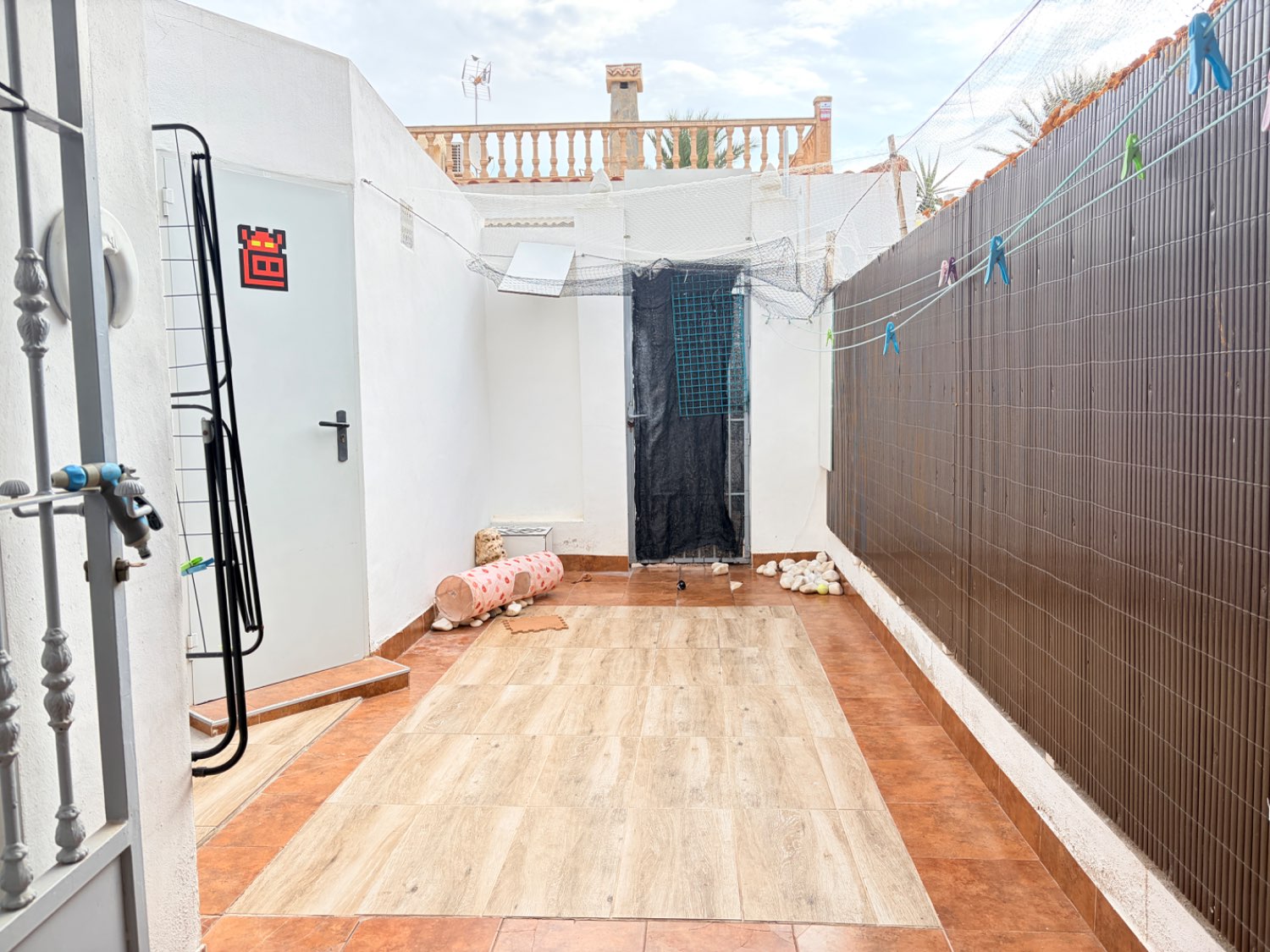 Apartamento en planta baja con doble jardín ,2 dormitorios , 1 baño en nueva Torrevieja