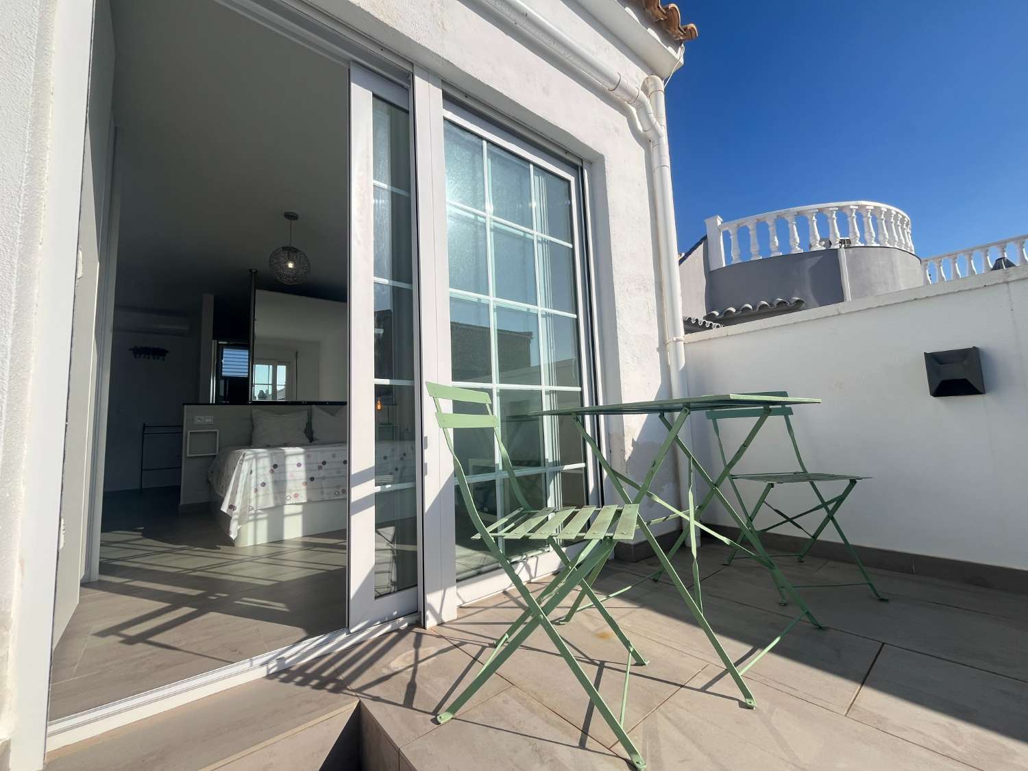 Casa moderna de 3 dormitorios con piscina privada, jardín y solario