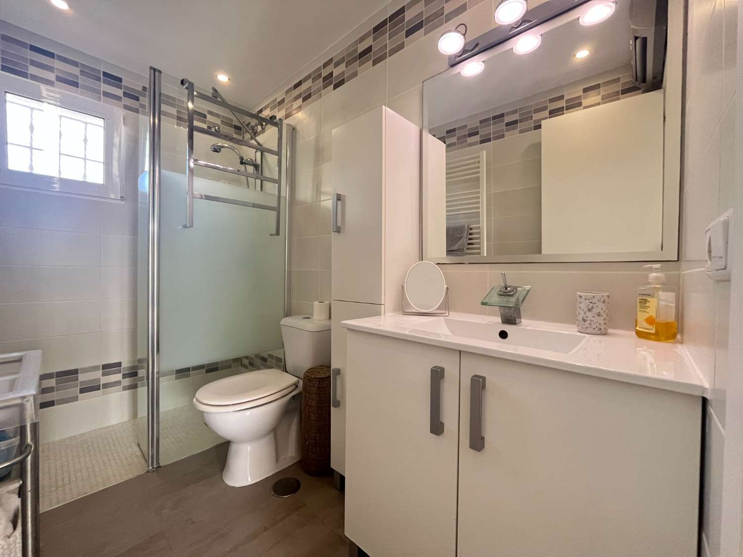 Casa moderna de 3 dormitorios con piscina privada, jardín y solario
