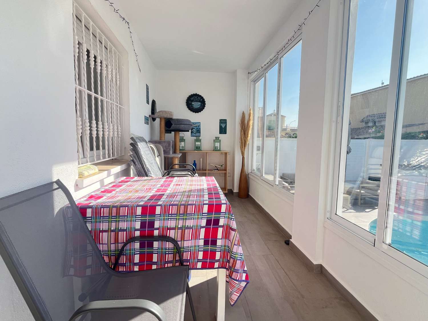 Casa moderna de 3 dormitorios con piscina privada, jardín y solario